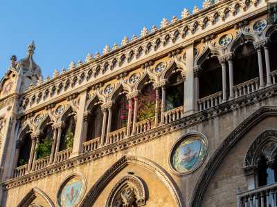 A Corradini si deve la creazione (assieme a Ettore Bernich) dello splendido edificio di corso Vittorio Emanuele. Un�opera che ancora oggi sorprende per l�intrigante facciata in stile neogotico veneziano ricca di richiami massonici, dettagli esoterici e stemmi misteriosi